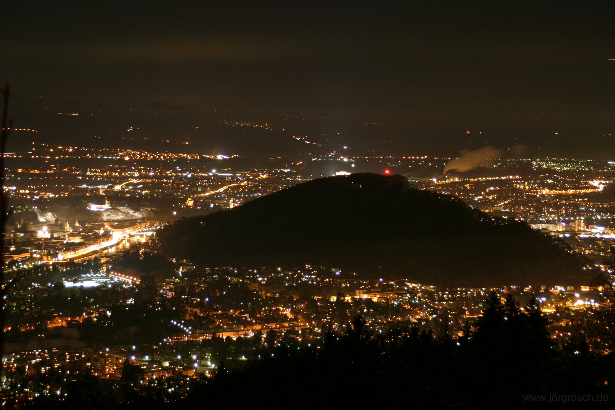 200512 salzburg.jpg - Salzburg bei Nacht vom Gaisberg aus gesehen